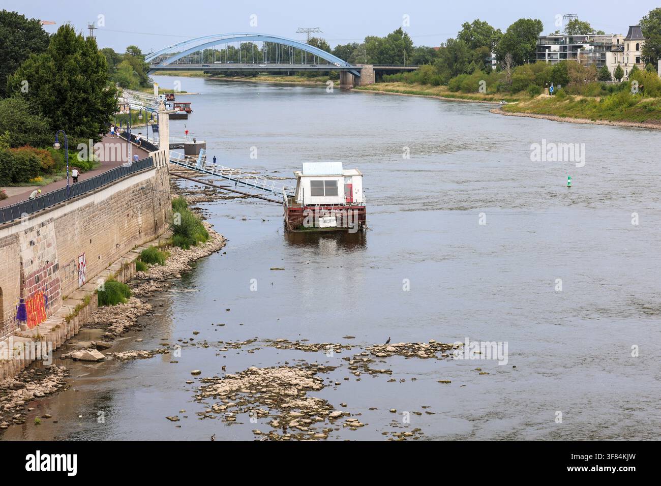 Magdeburg, Deutschland. 10. Aug., 2026. Der Wasserstand der Elbe in Magdeburg ist weiter gesunken. Am 10. August 2026 wurde der Wasserstand am Pegel Strombrücke mit nur 39 Zentimetern gemessen. Dies liegt sechs Zentimeter unter dem niedrigsten gemessenen Wert an diesem Pegel, der im Sommer 2019 festgestellt wurde. Credit: Peter Gercke/dpa/Alamy Live News Stockfoto