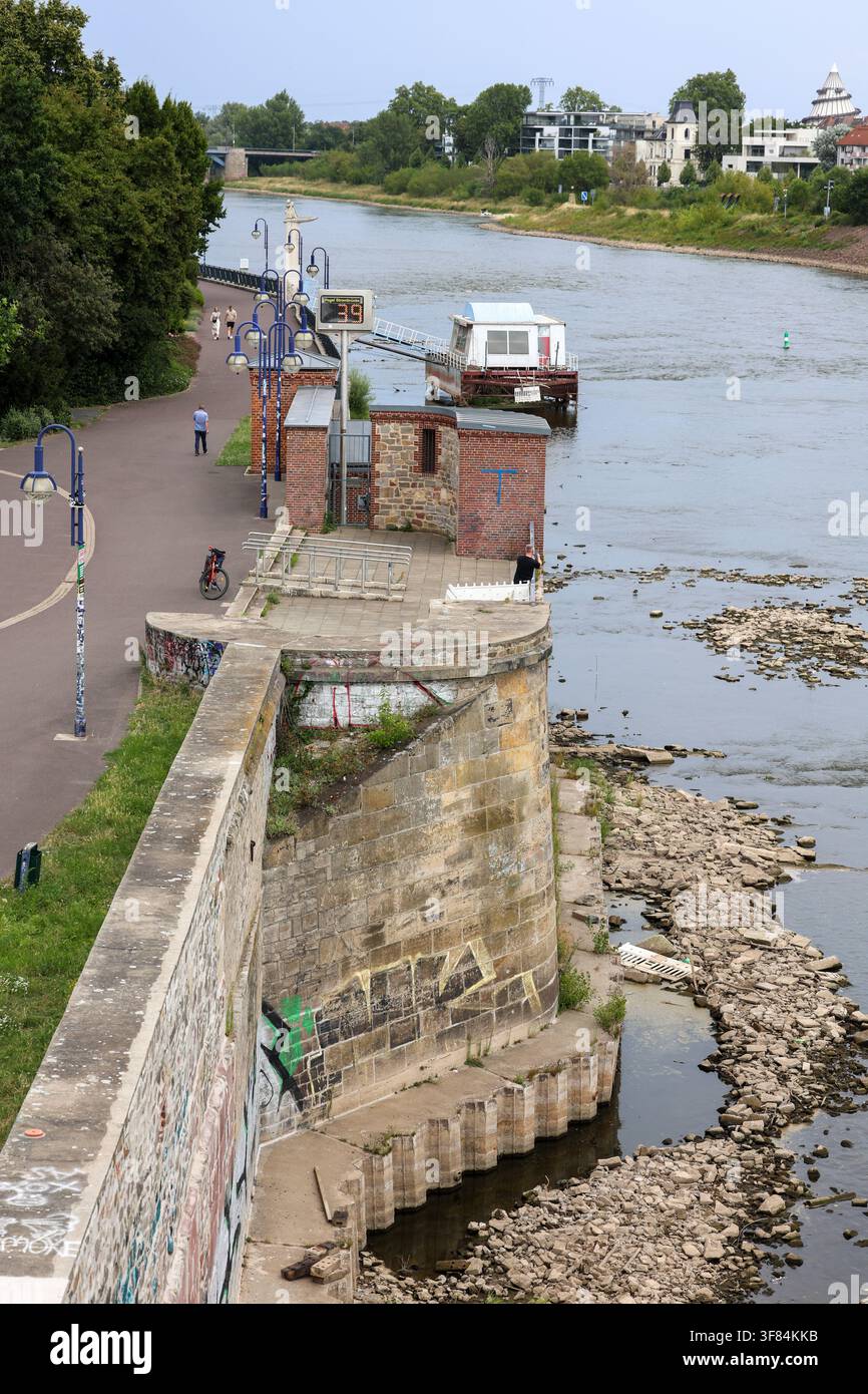Magdeburg, Deutschland. 10. Aug., 2026. Der Wasserstand der Elbe in Magdeburg ist weiter gesunken. Am 10. August 2026 wurde der Wasserstand am Pegel Strombrücke mit nur 39 Zentimetern gemessen. Dies liegt sechs Zentimeter unter dem niedrigsten gemessenen Wert an diesem Pegel, der im Sommer 2019 festgestellt wurde. Credit: Peter Gercke/dpa/Alamy Live News Stockfoto