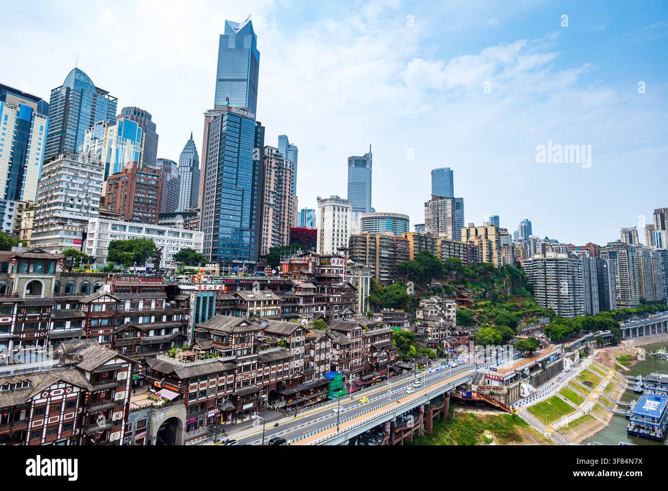 Chongqing, China – 19. Juli 2026: Stiltgebäudekomplex Hongyadong und Skyline von Chongqing am Tag, Luftaufnahme, China. Stockfoto