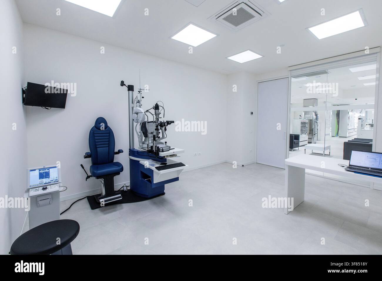 Padua, Italien - 07. August 2026 - der Raum für die Augenarzt-Untersuchung des Optikers Stockfoto