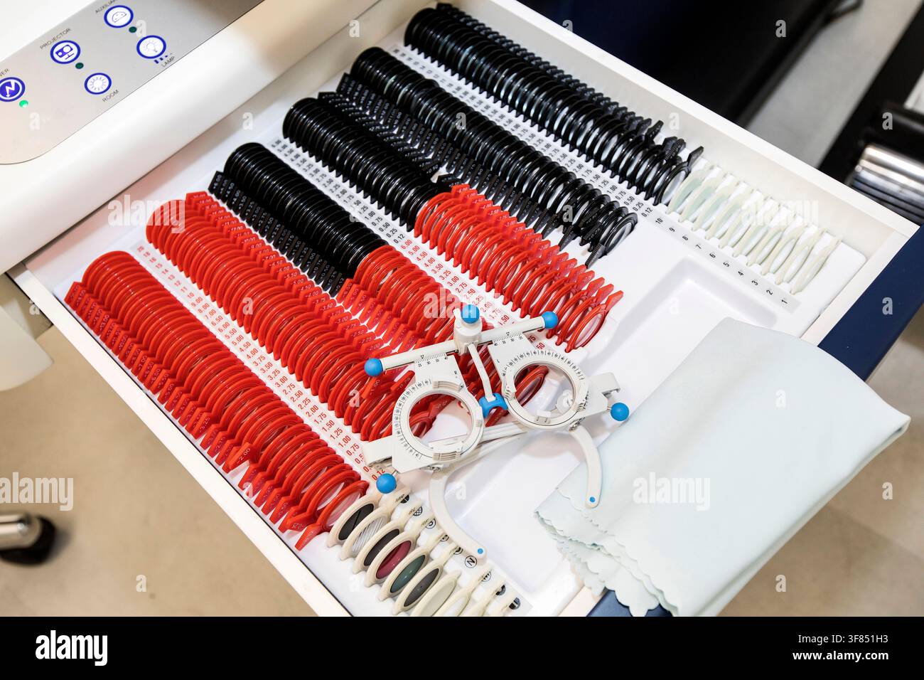 Padua, Italien - 07. August 2026 - der Raum für die Augenarzt-Untersuchung des Optikers Stockfoto