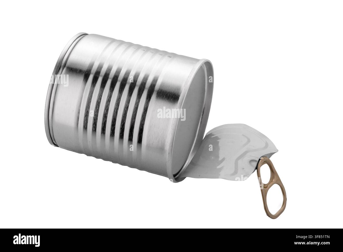 Leere saubere Metallblechdose auf der Seite liegend mit offener Easy-Open-Kappe und Zuglasche, isoliert auf Weiß und Clip-Pfad. Perfekt für das Recycling, pa Stockfoto