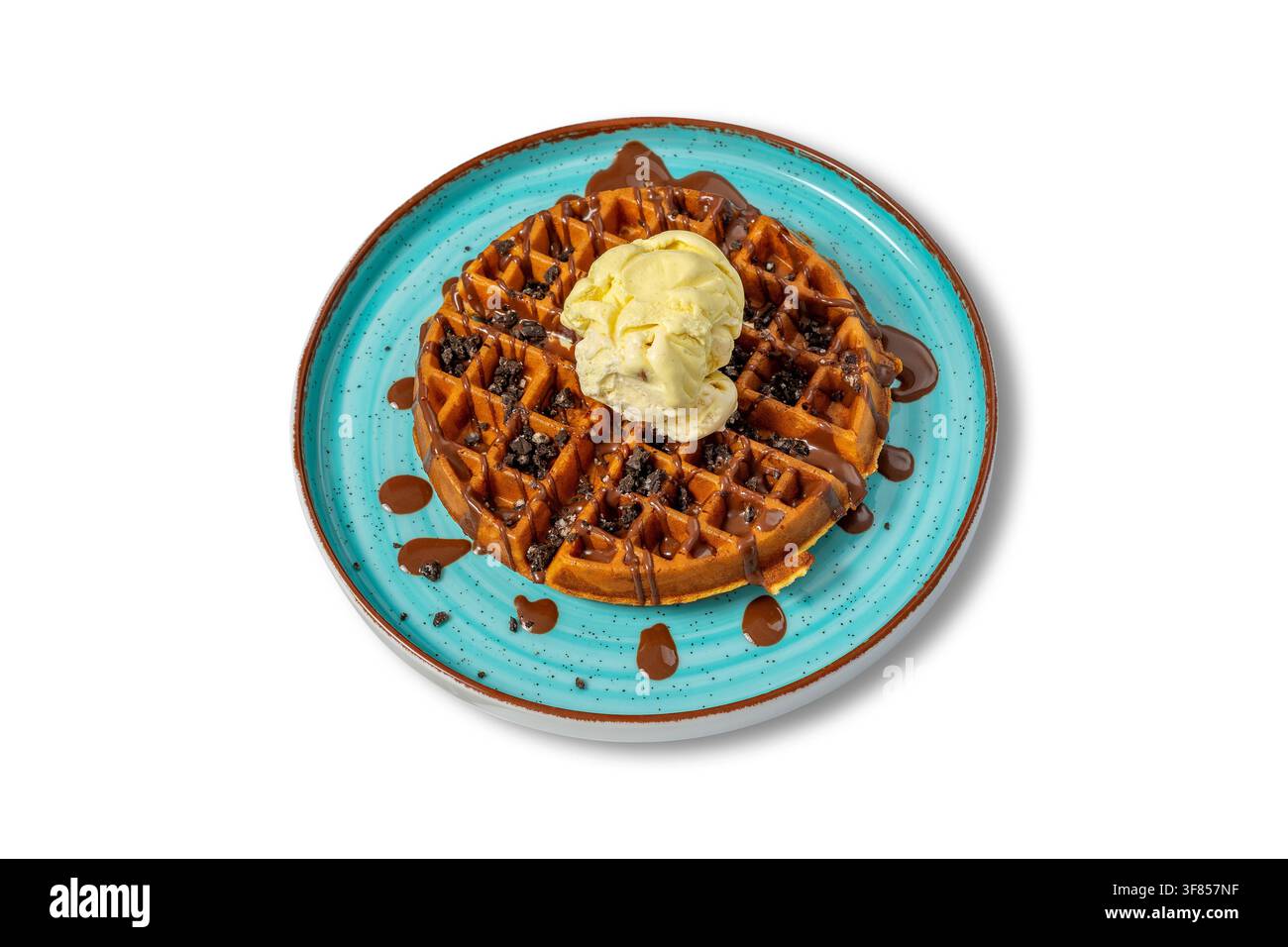 Belgische Waffel mit Vanilleeis, Schokoladensirup und Kekskrümeln auf blauem Teller Stockfoto