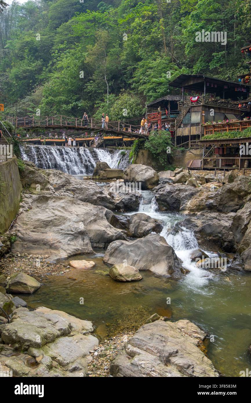 Fluss und Holzhäuser im Dorf Cat Cat, Vietnam. Stockfoto