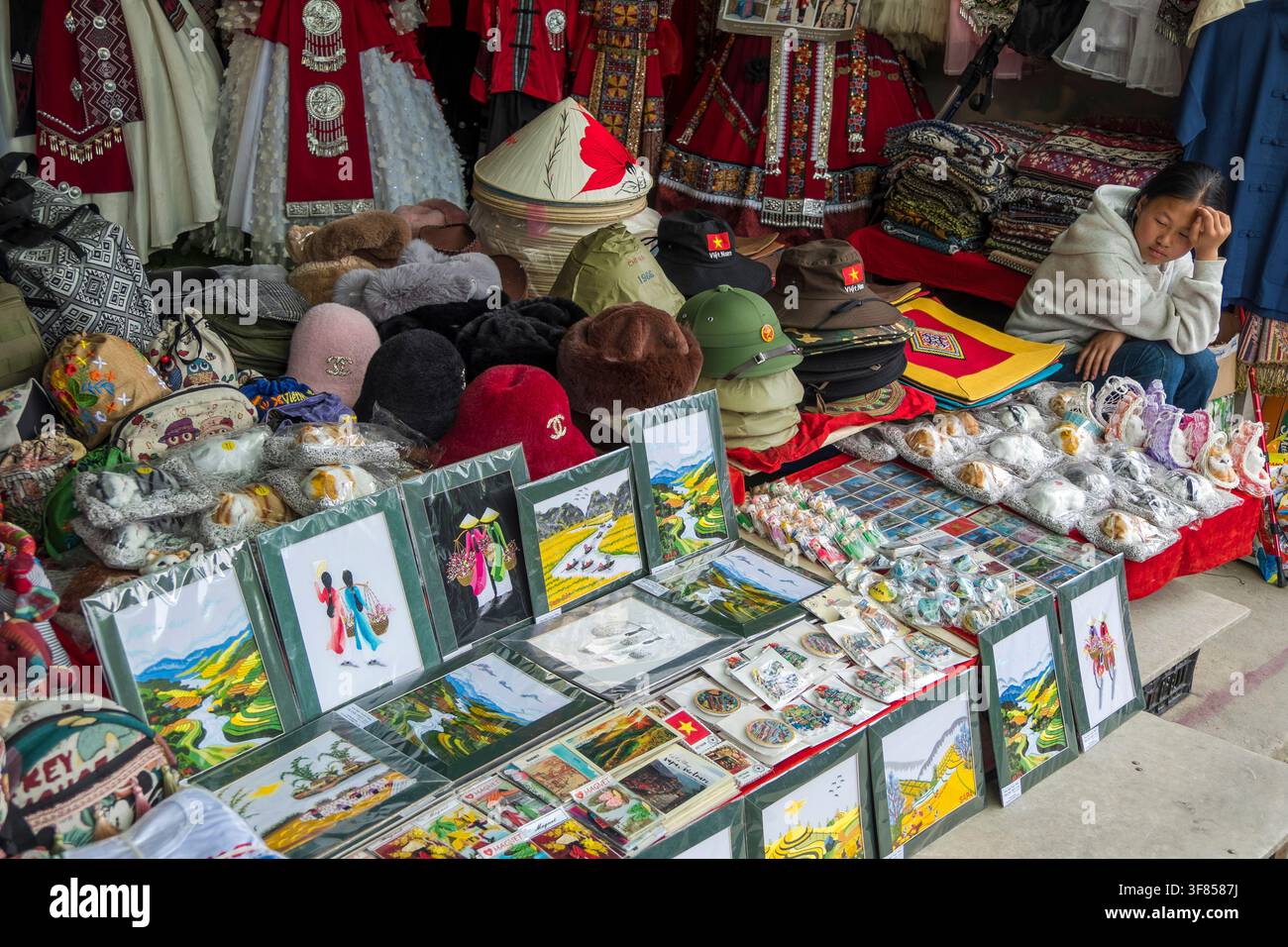 Bekleidungs- und Souvenirladen in Vietnam Stockfoto