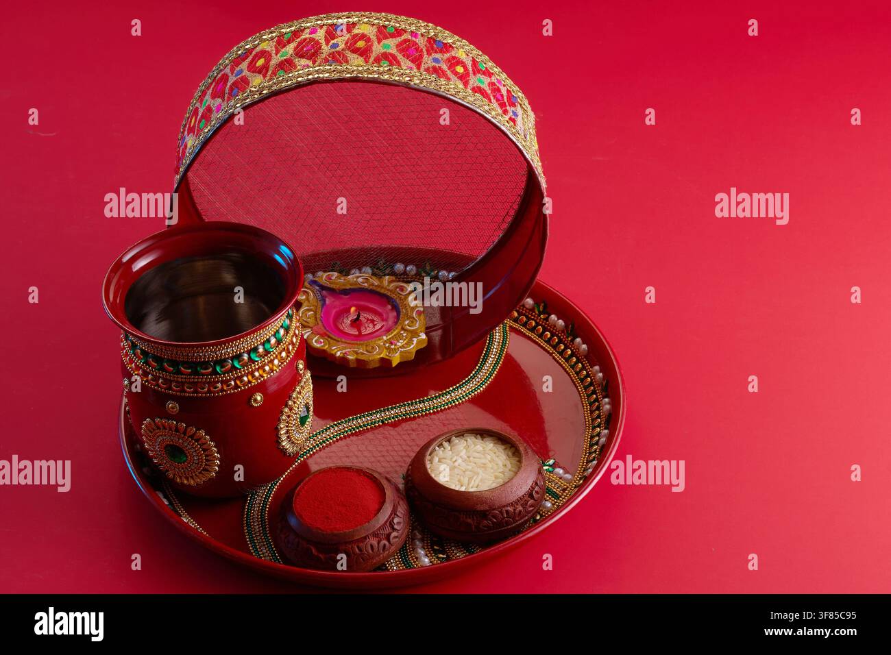 Karwa Chauth Puja Thali mit Sieb und Diya Stockfoto