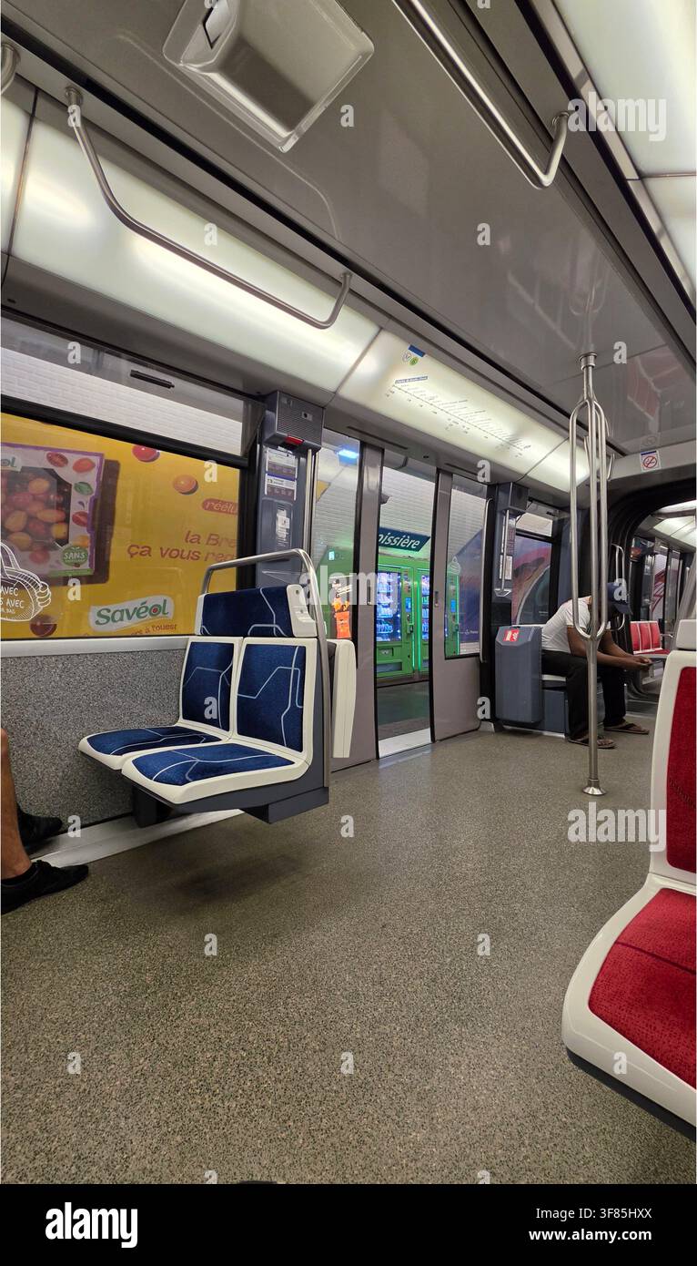 Eine vertikale Aufnahme aus dem Inneren eines modernen Zuges in Paris Stockfoto