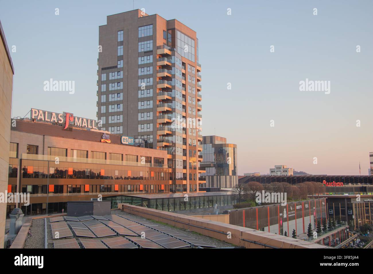 Palas Mall Bürogebäude und modernes Geschäftsviertel bei Sonnenuntergang in Iași, Rumänien - 05. April 2026. Stockfoto