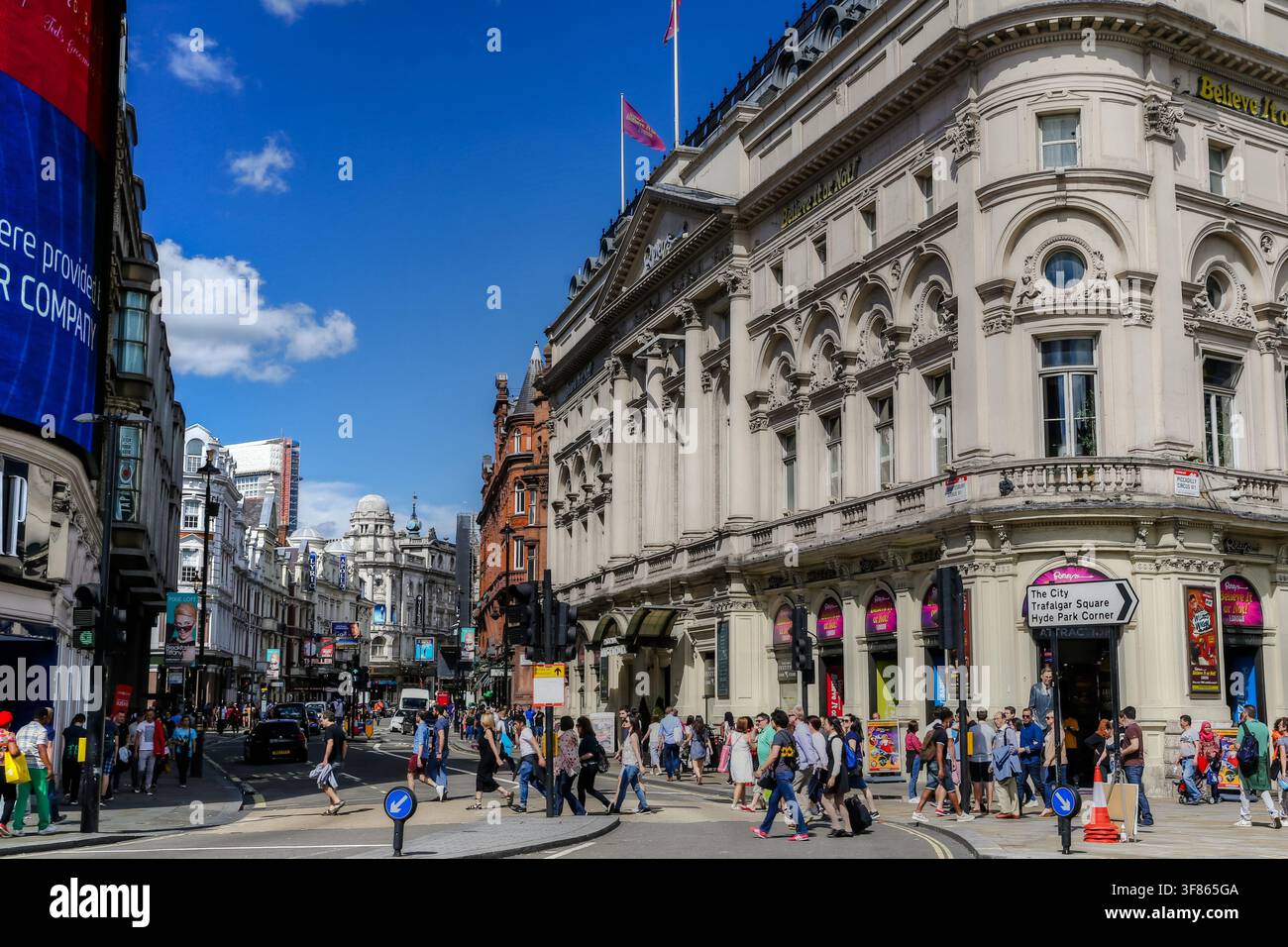 Menschenmassen vor dem Criterion Theatre am Piccadilly Circus in London, England. Stockfoto