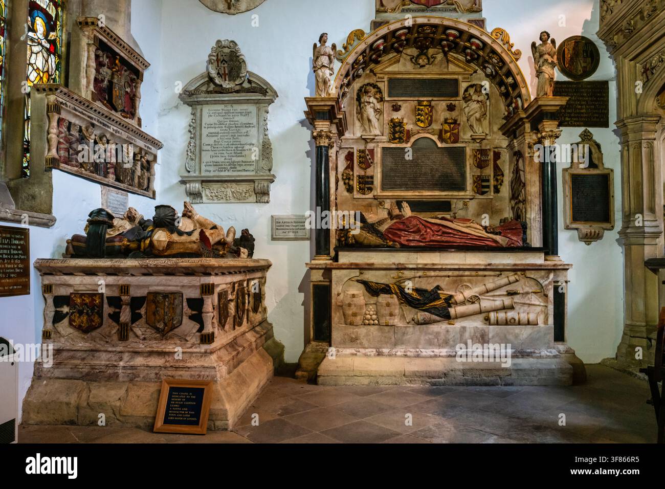 Grabsteine in der Kirche der Heiligen Dreifaltigkeit in Stratford upon Avon, England. Stockfoto