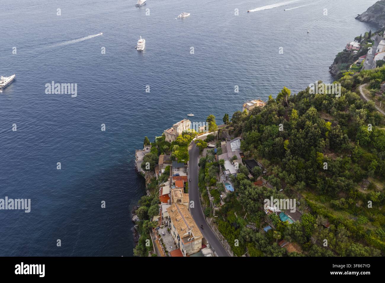 Luftbild der Küstenstadt mit ihren historischen Gebäuden, gewundenen Straßen und üppigen grünen Klippen, die das Tyrrhenische Meer in Atrani, Amalfi Coa überblicken Stockfoto