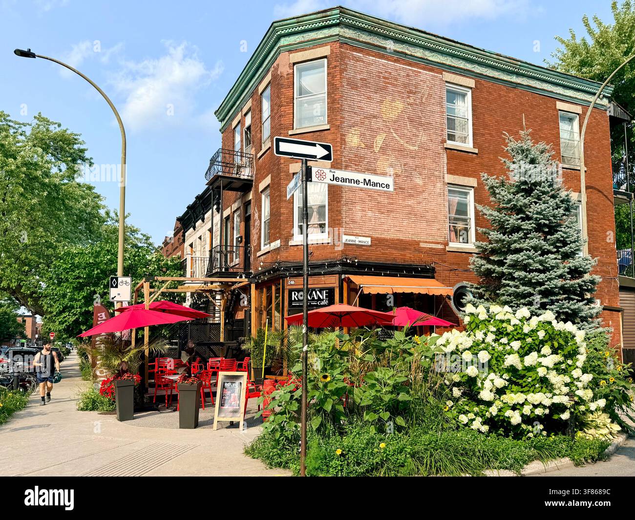 Farbenfrohe Sommergassenszene vor dem Café Roxane an der Ecke Rue Villeneuve Ouest und Rue Jeanne-Mance in Mile End, Montreal, Quebec, Kanada Stockfoto