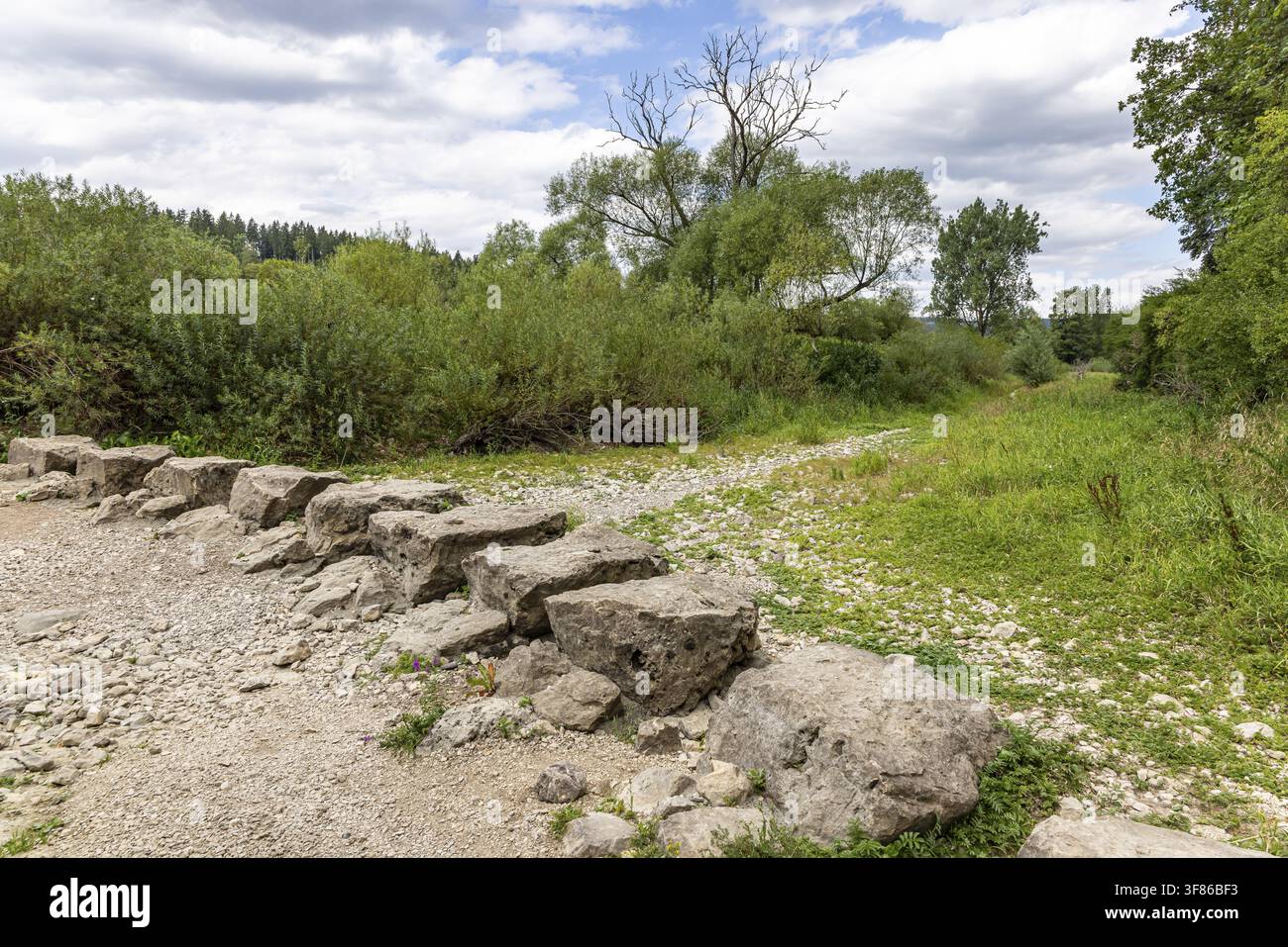Donau-Infiltration nahe Tuttlingen. Das geologische Phänomen des Donauversinkens an der Oberen Donau wurde mit dem 38. Geopunkt von der UNESCO Globa ausgezeichnet Stockfoto