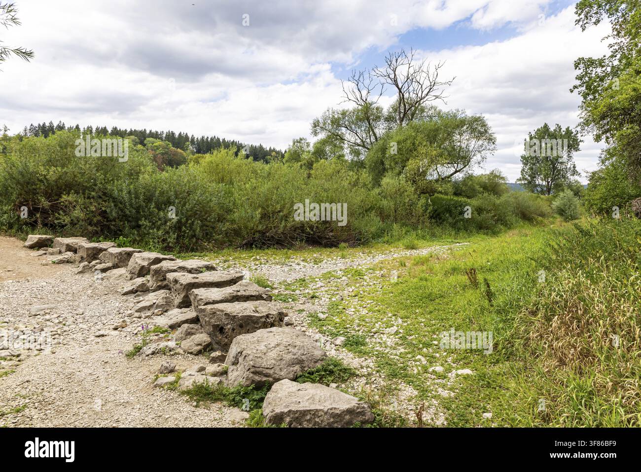 Donau-Infiltration nahe Tuttlingen. Das geologische Phänomen des Donauversinkens an der Oberen Donau wurde mit dem 38. Geopunkt von der UNESCO Globa ausgezeichnet Stockfoto