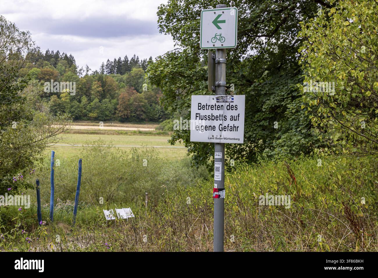 Donau-Infiltration nahe Tuttlingen. Das geologische Phänomen des Donauversinkens an der Oberen Donau wurde mit dem 38. Geopunkt von der UNESCO Globa ausgezeichnet Stockfoto