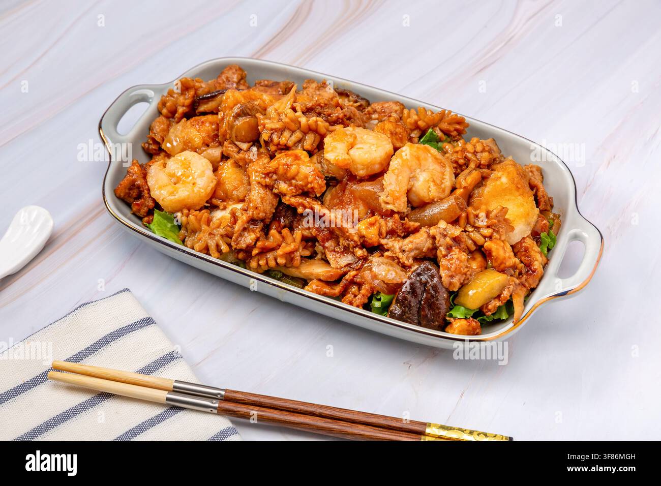 Chinesischer Acht-Schätze-Tofu-Meeresfrüchte-Stirfry Stockfoto