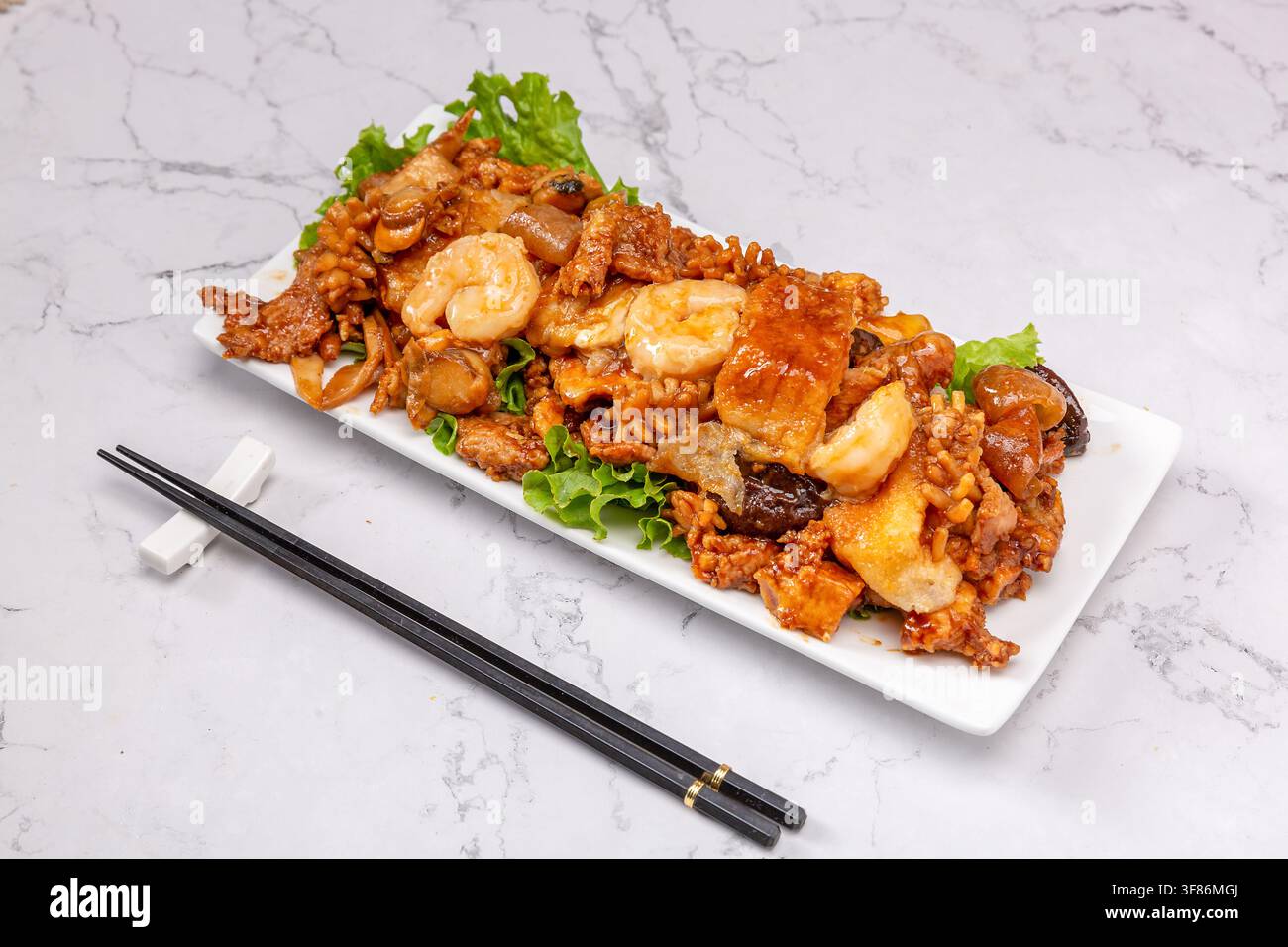 Chinesischer Acht-Schätze-Tofu-Meeresfrüchte-Stirfry Stockfoto