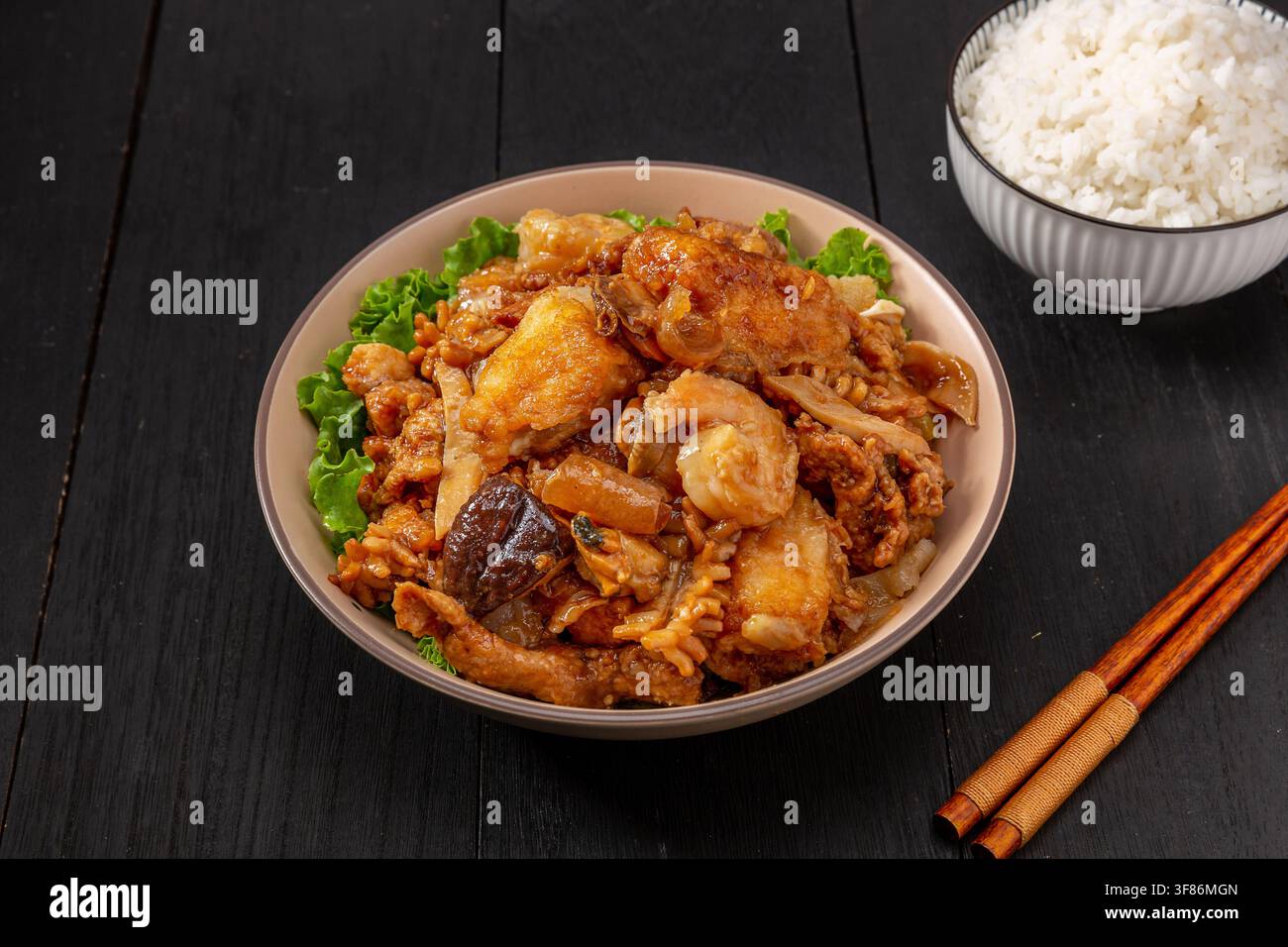 Chinesischer Acht-Schätze-Tofu-Meeresfrüchte-Stirfry Stockfoto