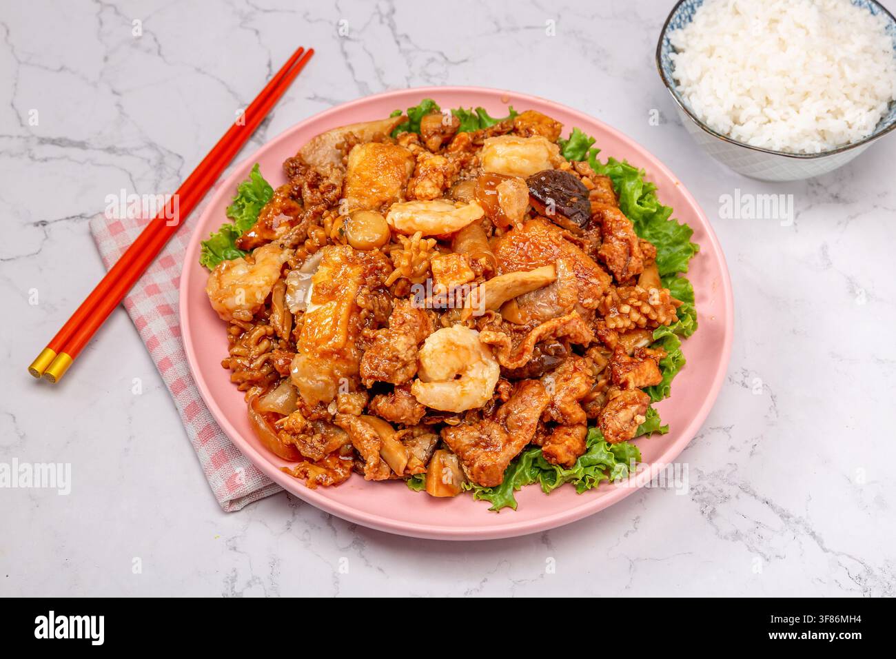 Chinesischer Acht-Schätze-Tofu-Meeresfrüchte-Stirfry Stockfoto