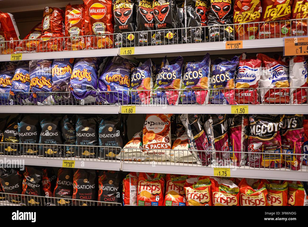 Verschiedene Arten von britischen Chips auf einem Regal - Wales, UK - 11. März 2026 Stockfoto