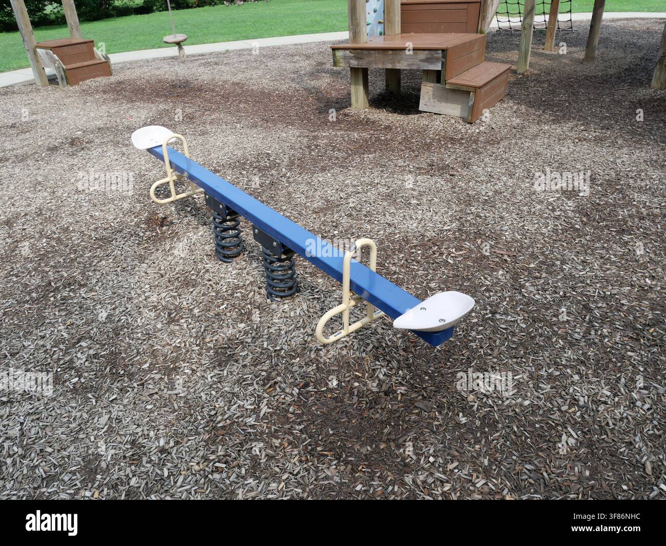 Feder-Kipp-Wippe auf dem Außenspielplatz Stockfoto