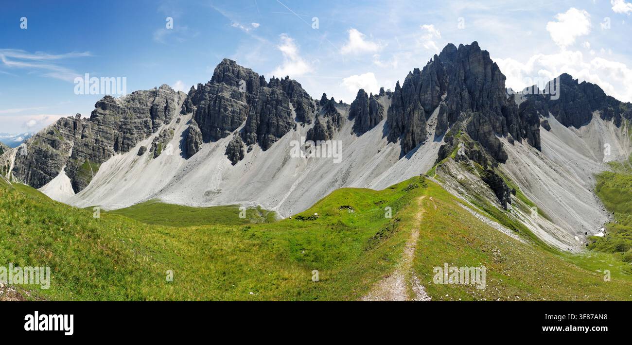 Spektakuläre grüne Berglandschaft der Stubai-Alpen südlich von Innsbruck, Axamer Lizum. Tirol. Österreich Stockfoto
