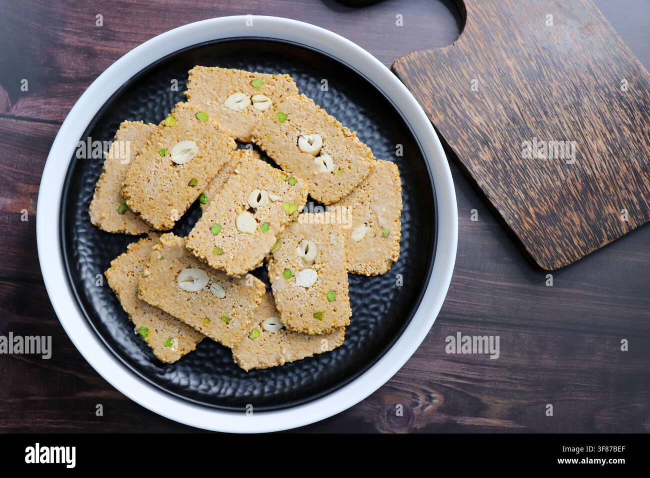 Til gajak, ein traditionelles indisches Wintersüßes aus Sesamsamen, Jaggery, Ghee und Trockenfrüchten. Knusprige Til Chikki, ein festliches Makar Sankranti. Stockfoto