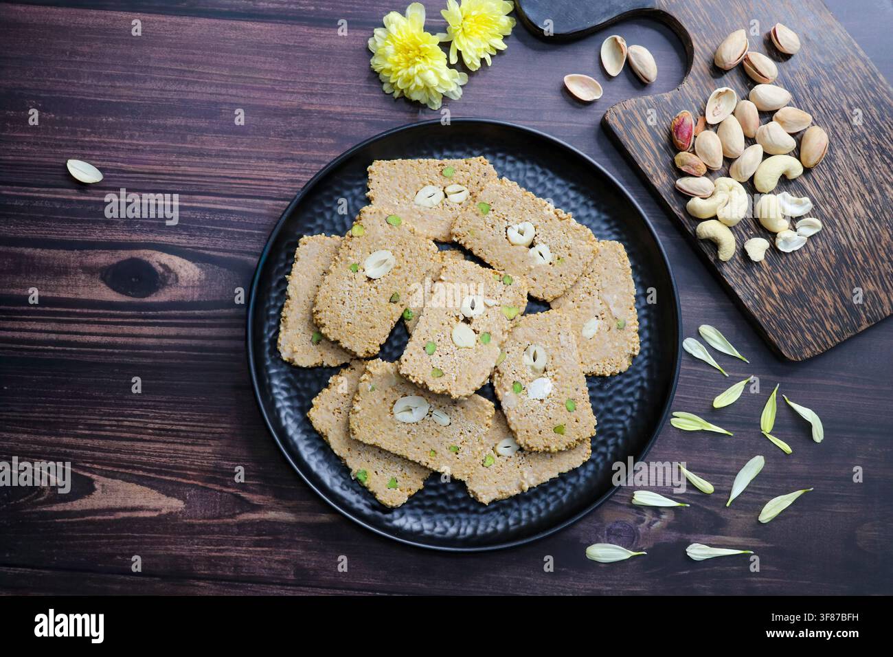 Til gajak, ein traditionelles indisches Wintersüßes aus Sesamsamen, Jaggery, Ghee und Trockenfrüchten. Knusprige Til Chikki, ein festliches Makar Sankranti. Stockfoto
