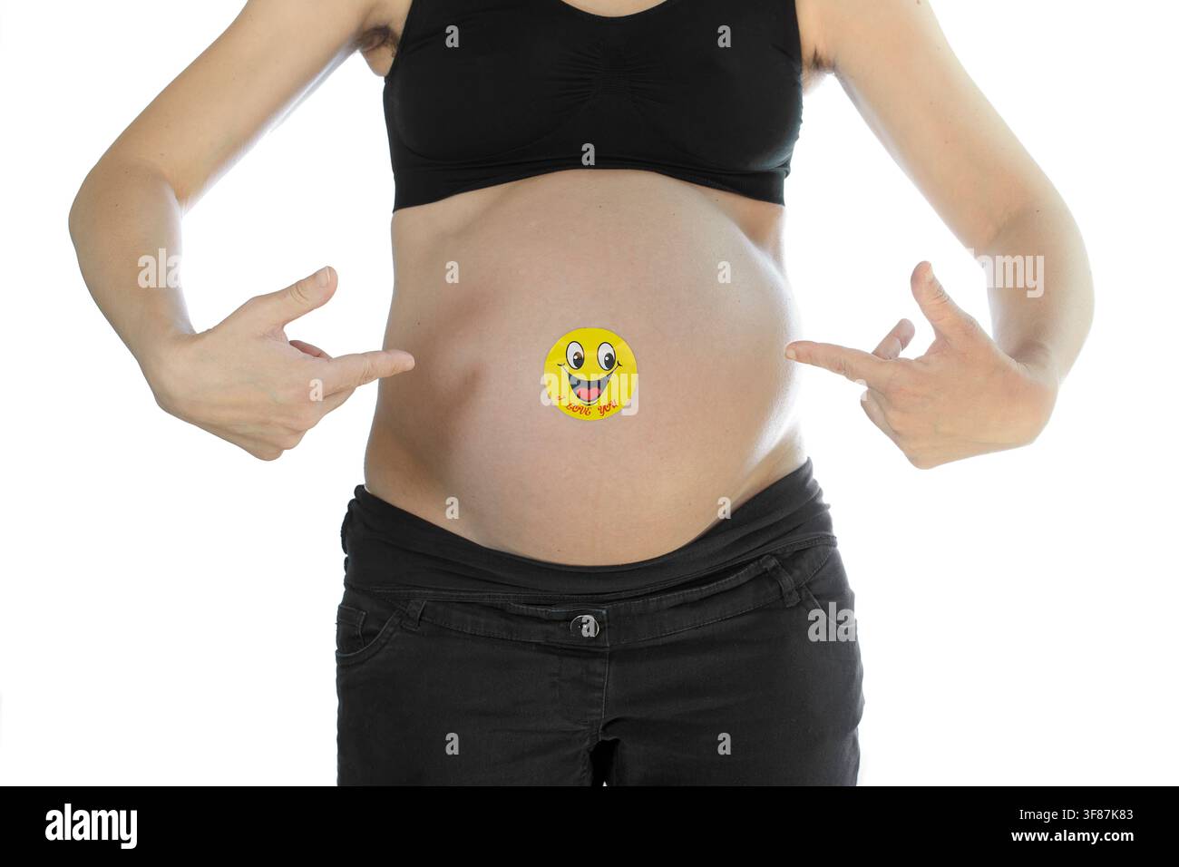 Schwangere Frau mit Ich liebe dich-Aufkleber Stockfoto