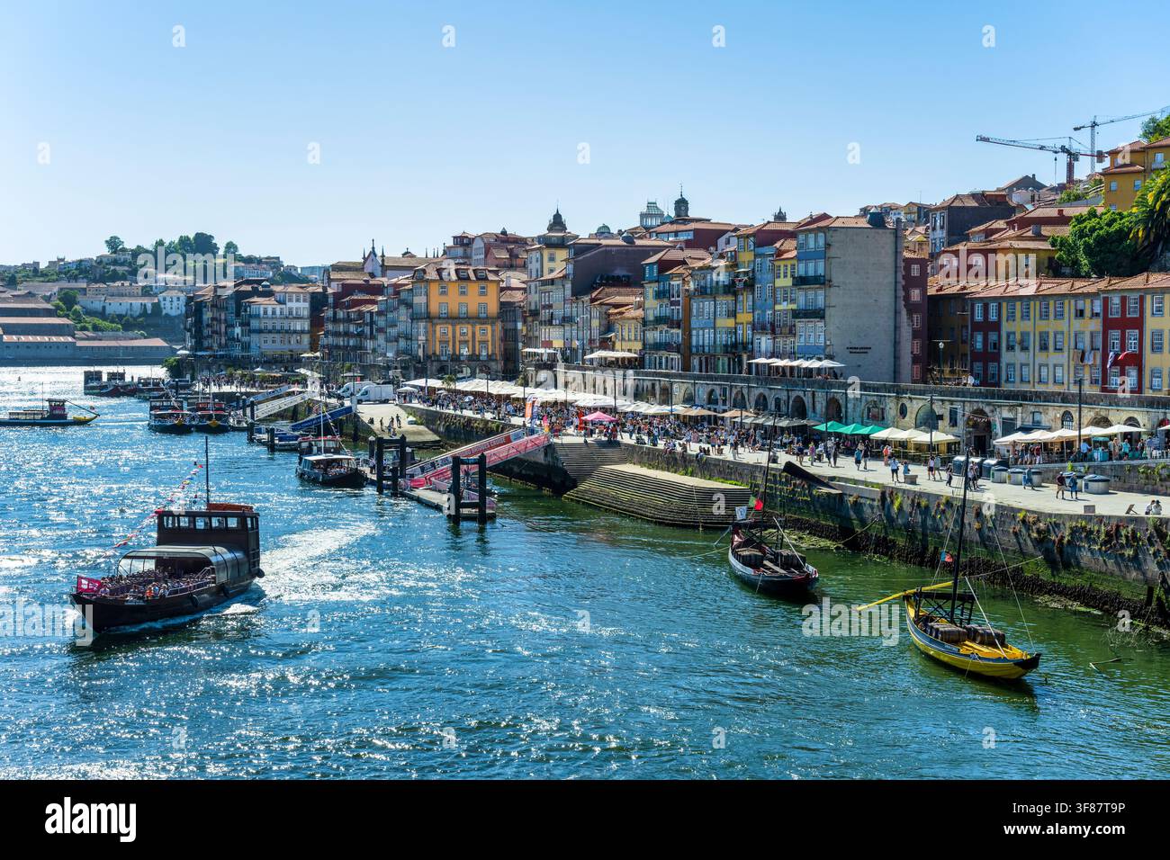 Blick auf die Uferpromenade Cais da Ribeira mit Booten in der Douro vom Dom-Luís-I.-Brücke aus im historischen Zentrum von Porto, Portugal, Südwesteuropa Stockfoto