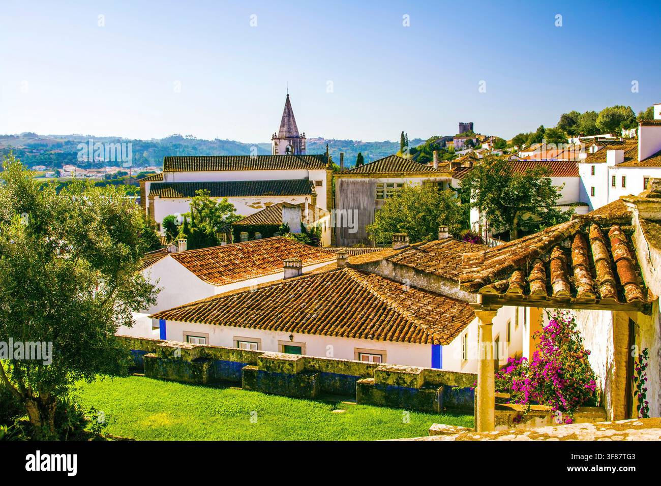 Eine erhöhte sonnenbeschienene Ansicht der mittelalterlichen Stadt Obidos in Portugal. Stockfoto