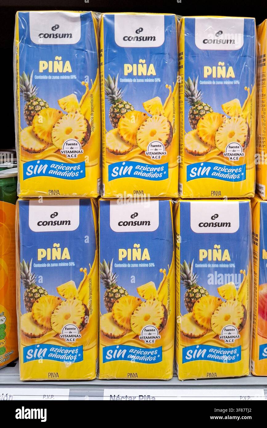Denia, Spanien – 16. Oktober 2025. Kartons mit frischem Ananas-Saft ohne Zuckerzusatz sind in einem spanischen Supermarkt auf einem Regal gestapelt. Kunden können s Stockfoto
