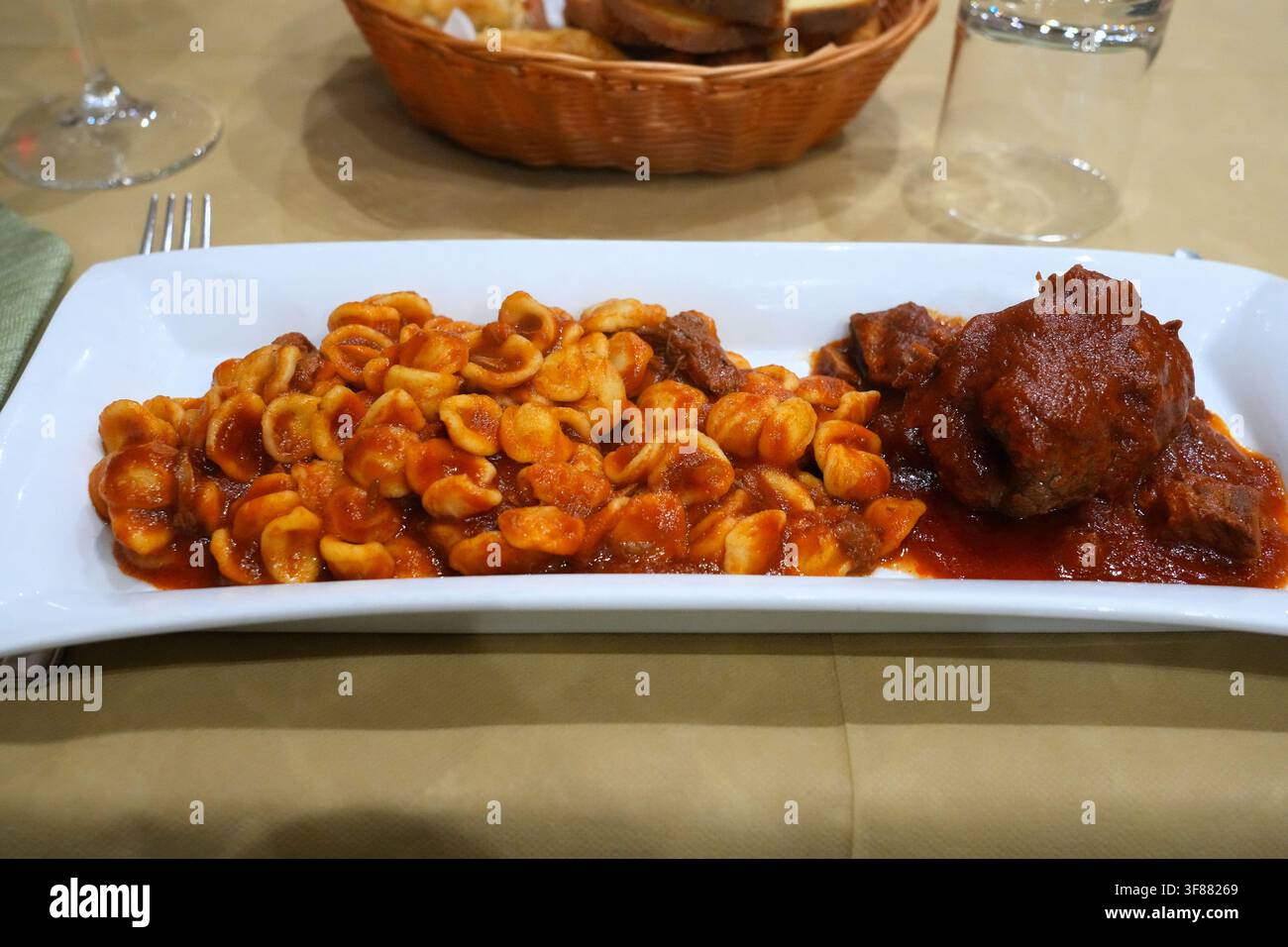 Brasciole-Horsemeat-Rolle serviert mit Ragu und Orecchiette-Pasta in einem Restaurant in Molfetta, Italien. Vorspeise, typisch für die Region Apulien. Stockfoto