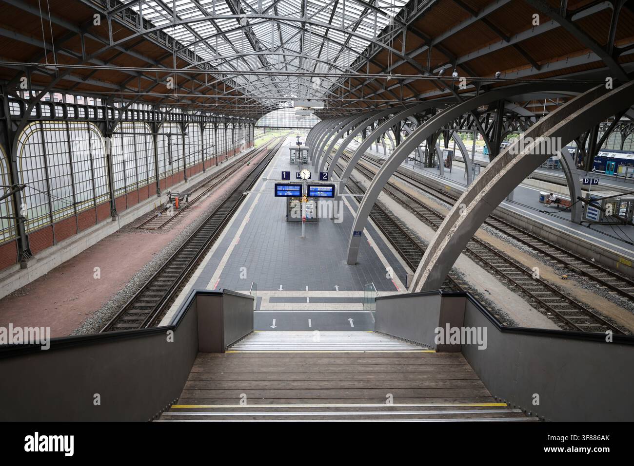PRODUKTION - 10. August 2026, Schleswig-Holstein, Lübeck: Die Bahnsteige am Lübecker Hauptbahnhof sind fast leer. Aufgrund der Renovierung einer Signalbox wird der Lübecker Hauptbahnhof vom 14. bis 17. August 2026 geschlossen. Foto: Christian Charisius/dpa Stockfoto