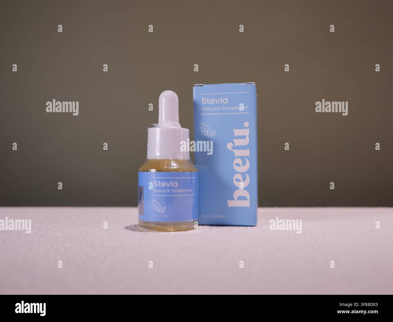 SOUTH TANGERANG, INDONESIEN - 7. Aug., 2026: Eine Flasche und die Schachtel von Beeru Stevia Natürlicher Süßstoff aufrecht auf einer strukturierten weißen Oberfläche Stockfoto