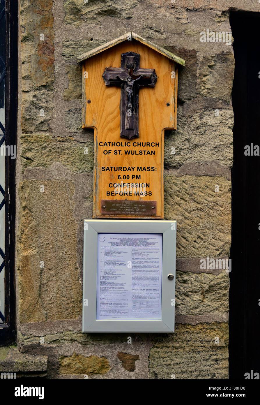 Schild. St. Woolstan's Katholische & Methodistische Gemeinschaftskirche. Kings Arms Lane, Alston, Cumbria, England, Vereinigtes Königreich, Europa. Stockfoto