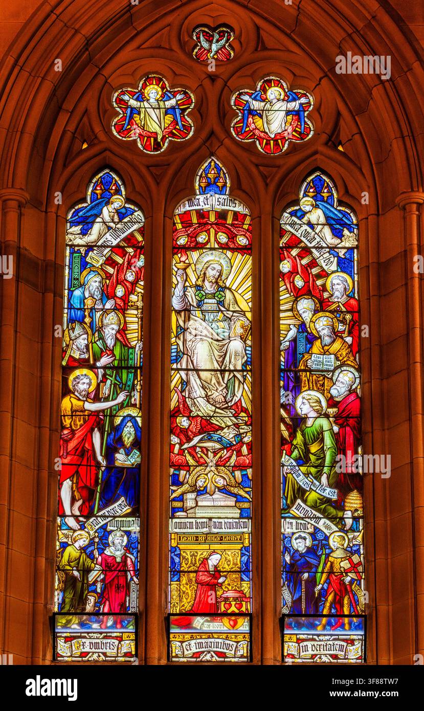 Sydney, New South Wales, Australien - 10. März 2025: Segen, religiöse Szene auf buntem Buntglasfenster in der Kathedrale von Saint Mary of t Stockfoto