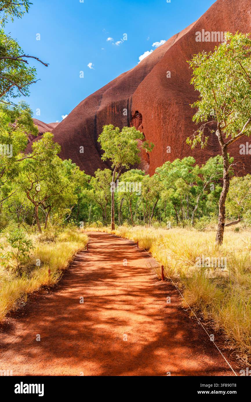 Outback, Australien – 16. April 2025: Uluru Ayers Rock, Sandsteinmonolith, der den Anangu im Herzen des trockenen Northern Territory heilig ist Stockfoto