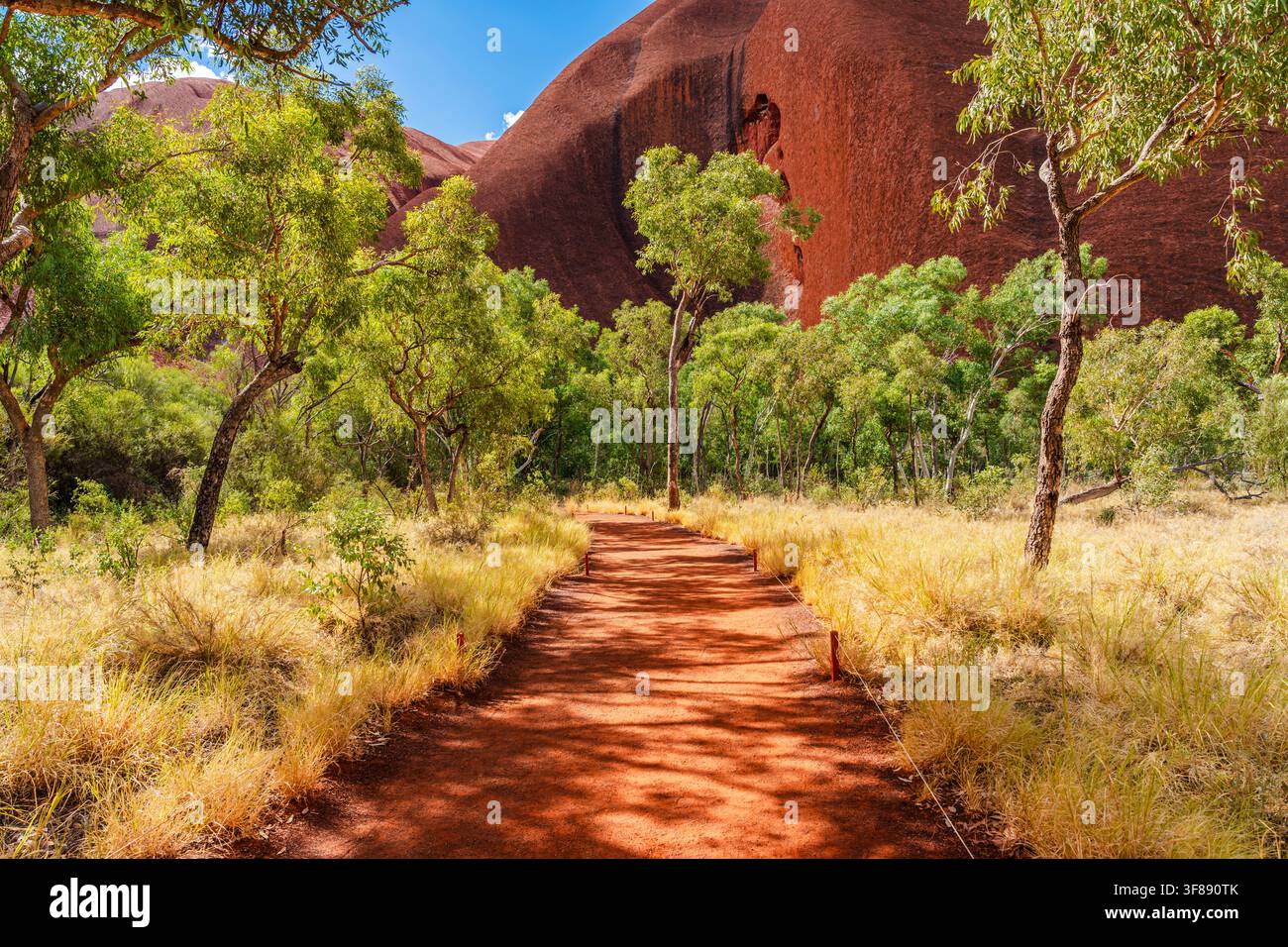 Outback, Australien – 16. April 2025: Uluru Ayers Rock, Sandsteinmonolith, der den Anangu im Herzen des trockenen Northern Territory heilig ist Stockfoto
