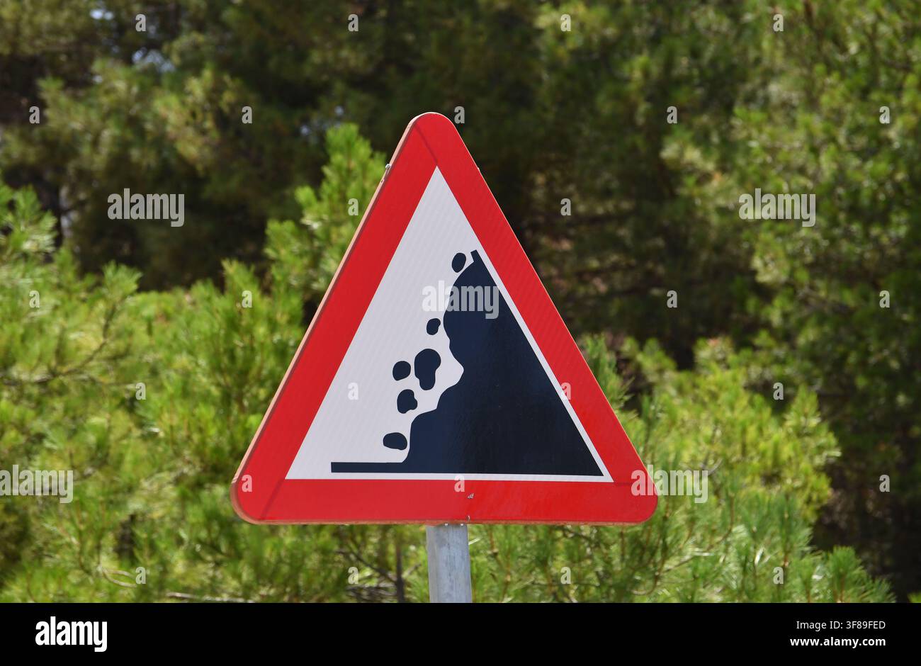 Warnschild vor fallenden Steinen neben einer Bergstraße in Südspanien. Stockfoto