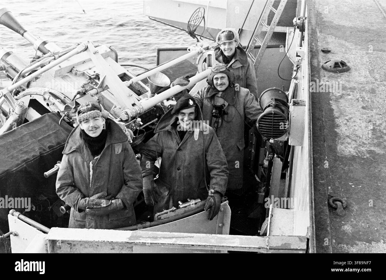 Besatzungsmitglieder an Bord des Royal-Navy-Flugzeugträgers HMS Glory während des Einsatzes im Koreakrieg im Jahr 1952. Kalte-Wetter-Pelzmantel, Handschuhe und Kopfbedeckung. Moose-Spitzname auf dem Hut Stockfoto