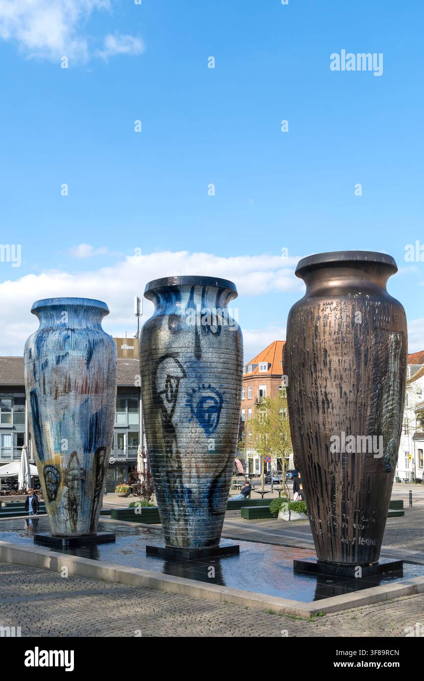 Drei monumentale dekorative Keramikvasen, ausgestellt in Roskilde – Dänemark. Stockfoto
