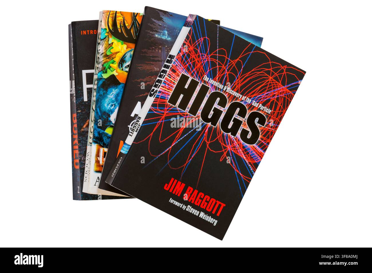 Auswahl an Taschenbüchern mit Higgs-Buch von Jim Baggott oben isoliert auf weißem Hintergrund Stockfoto