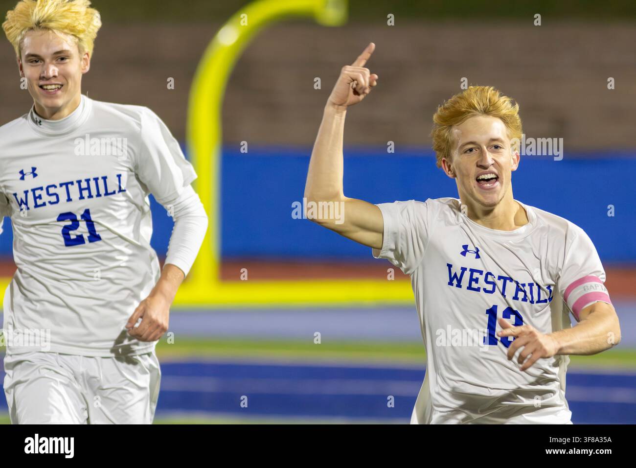 Ein Spieler feiert mit seinem Teamkollegen, nachdem er während eines Halbfinalspiels bei den Jungenfußballmeisterschaften des Bundesstaates New York im Faller Field ein Tor erzielt hat Stockfoto