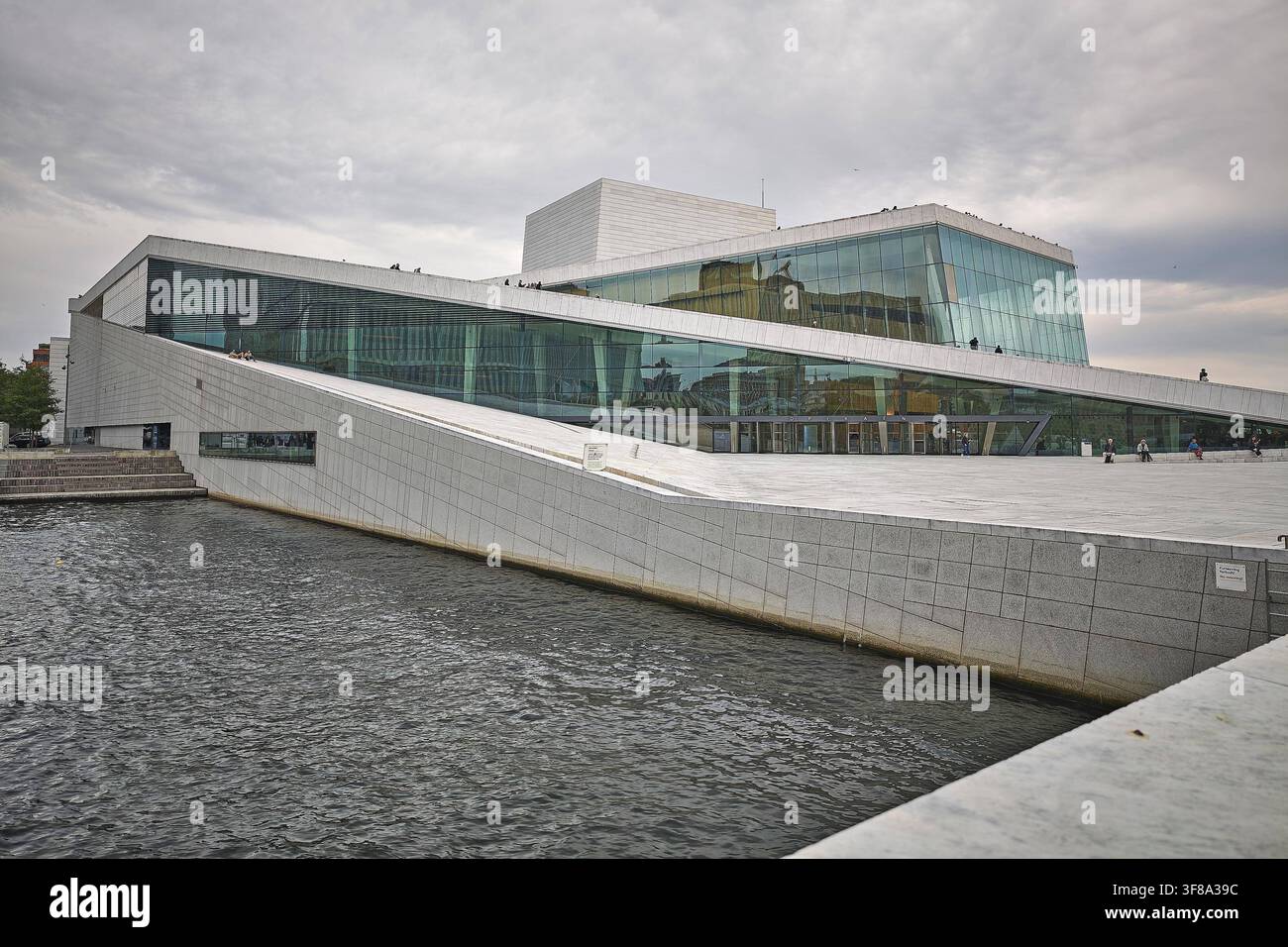 Oslo, Norwegen, 09.08.2026: Das Neue Opernhaus in Oslo ist seit April 2008 die Spielstätte der Norwegischen Oper. *** Oslo, Norwegen, 9. August 2026 Das Neue Opernhaus in Oslo ist seit April 2008 die Heimat der Norwegischen Oper Copyright: xdtsxNachrichtenagenturx dts 129812 Stockfoto