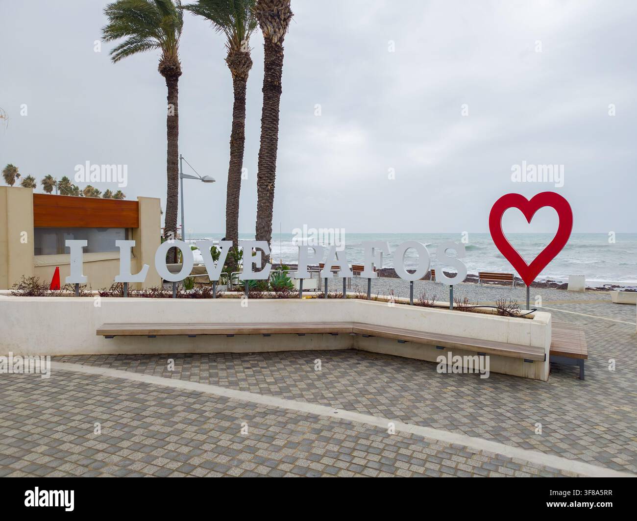 30. Januar 2026 Paphos, Zypern: I Love Pafos-Landmarkschild mit einem lebendigen roten Herzen auf dem Küstenpromenadenweg in Zypern Stockfoto