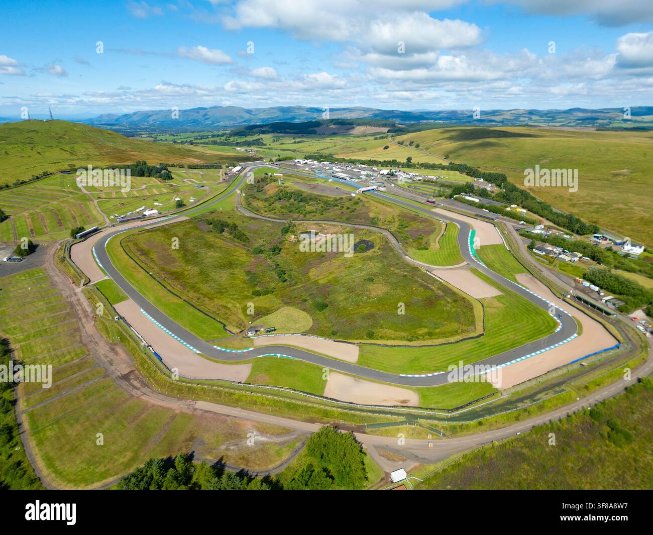 Luftaufnahme von oben mit Drohne des Knockhill-Rennkreises, Schottlands Nationales Motorsportzentrum für Fahrerlebnisse in Dunfermline, Fife, Schottland, UK Stockfoto