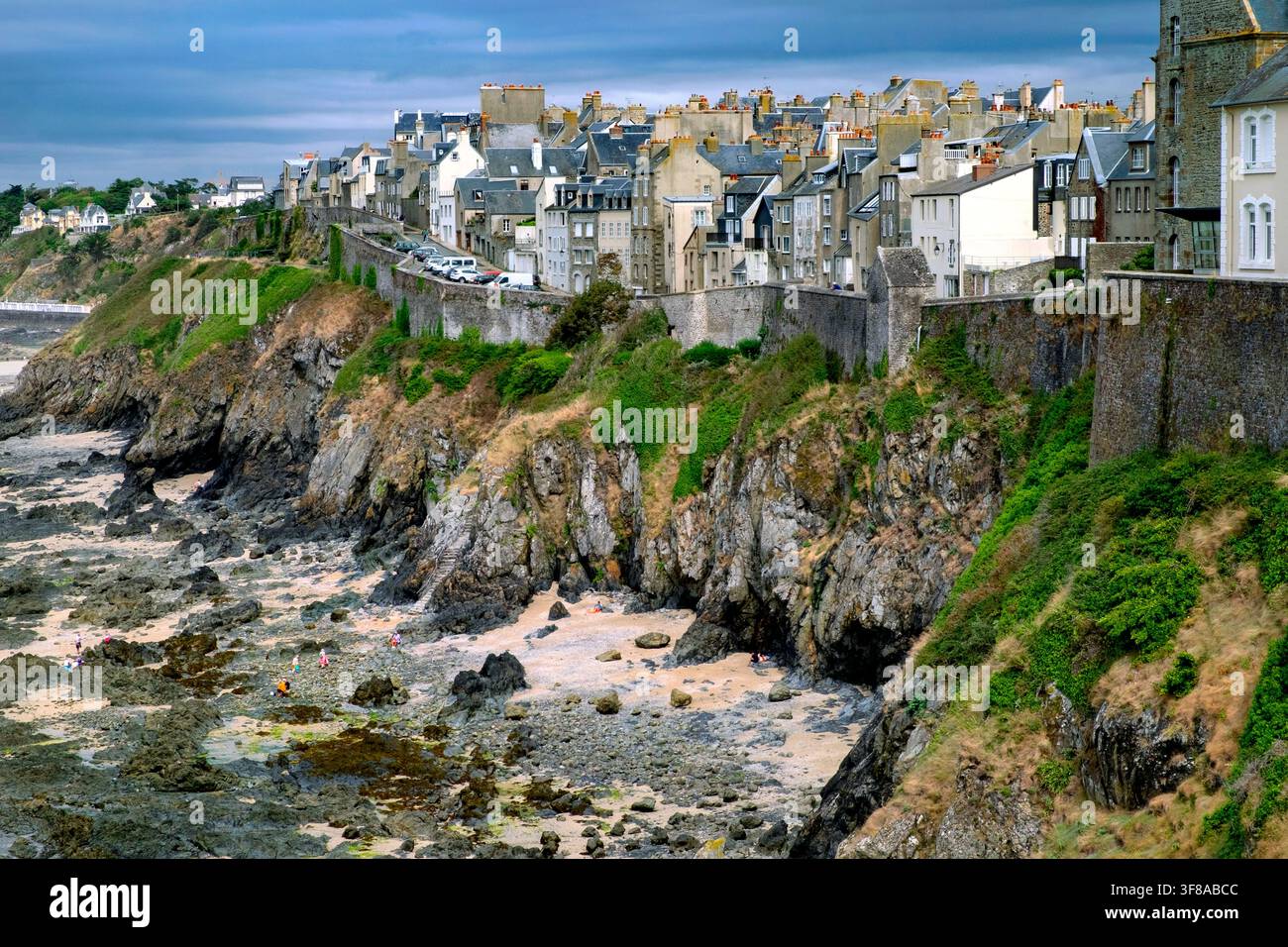 Menschen, die während der Niedrigwasserphase auf dem Meeresboden gehen, Granville, Bucht von Mont Saint-Michel, Manche, Normandie, Frankreich, Europa Stockfoto