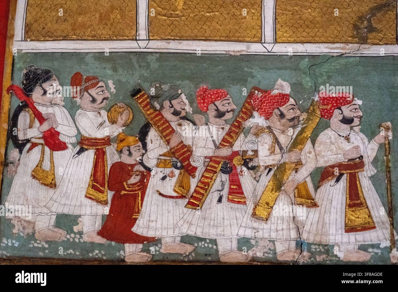 Indien. Rajasthan. Bundi. Detail eines alten Freskos des Garh Palace, das eine Prozession von Hofbeamten und Musikern darstellt // Indien. Rajasthan. Bundi. Stockfoto