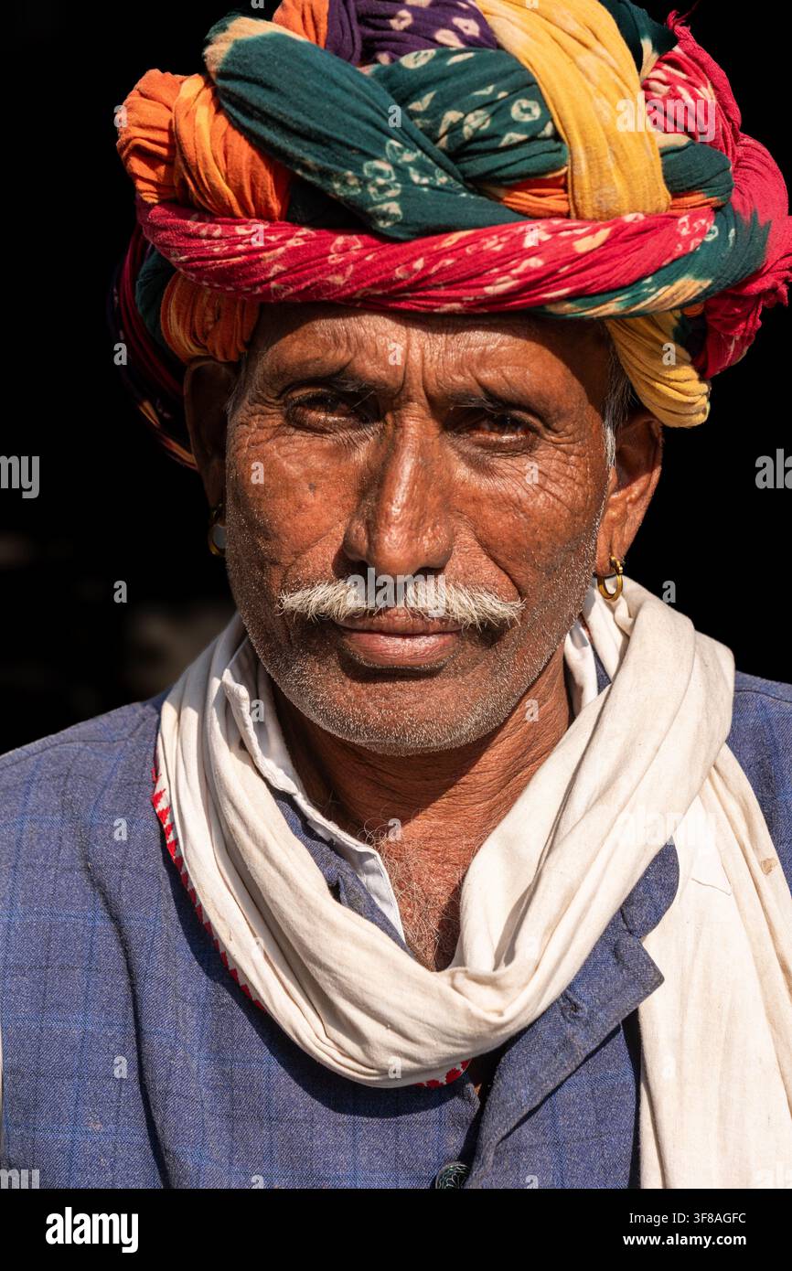 Indien. Rajasthan. Bundi. Porträt eines Rajasthani-Mannes, der einen mehrfarbigen Turban trägt // India. Rajasthan. Bundi. Portrait of a Rajasthani man wearin Stockfoto